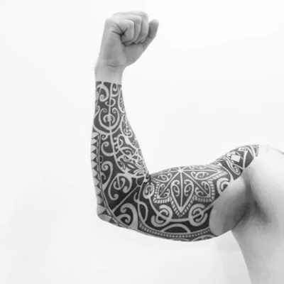  Tatouage maori, polynésien Sur tout le bras d'un homme